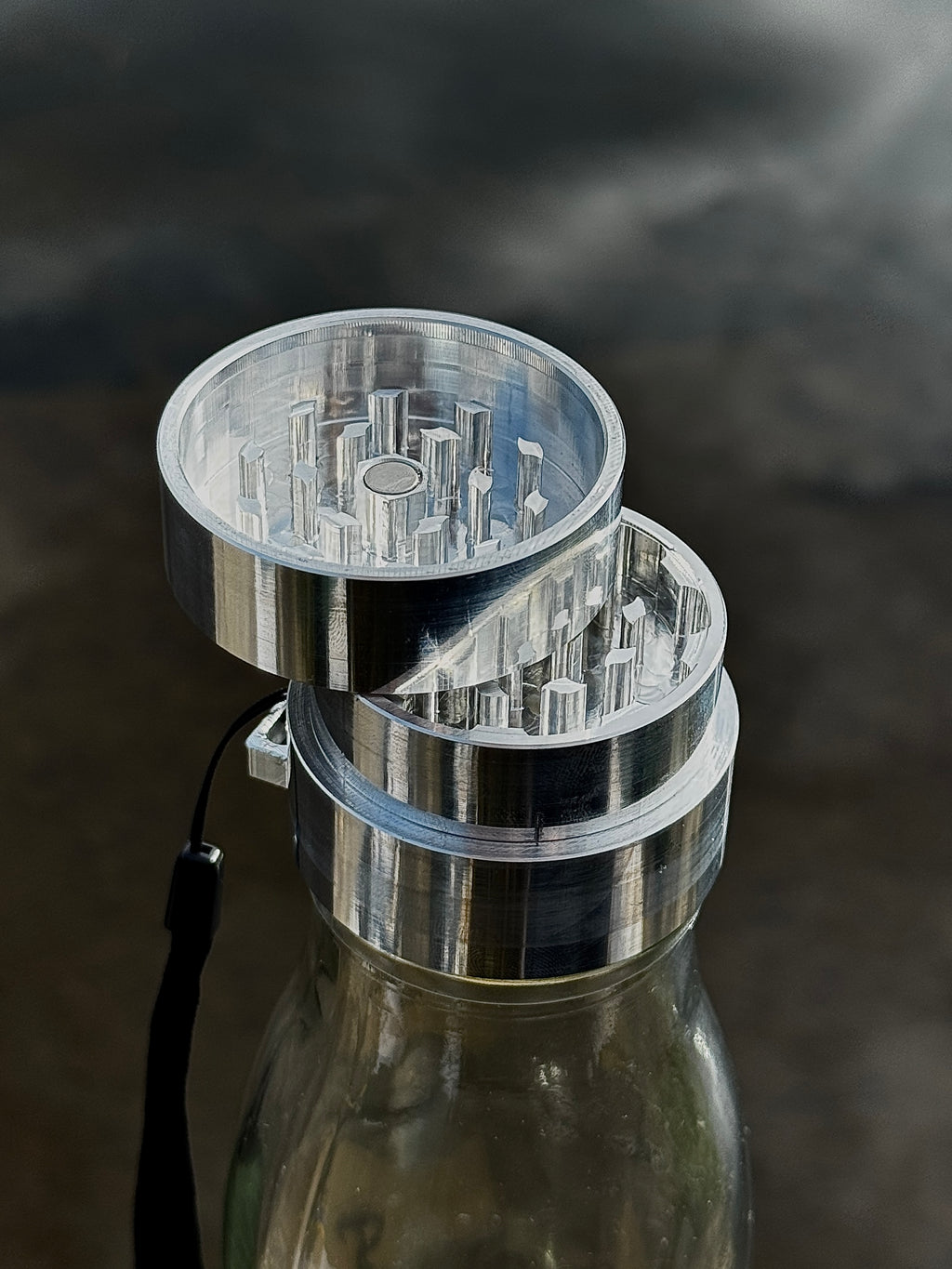 2Spirits - 3 in 1 Trinkflasche + Grinder